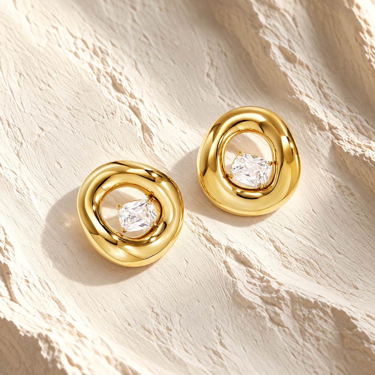 Cercei Dom cu zircon — ALEYA, fotografie de produs pe fundal ivoire