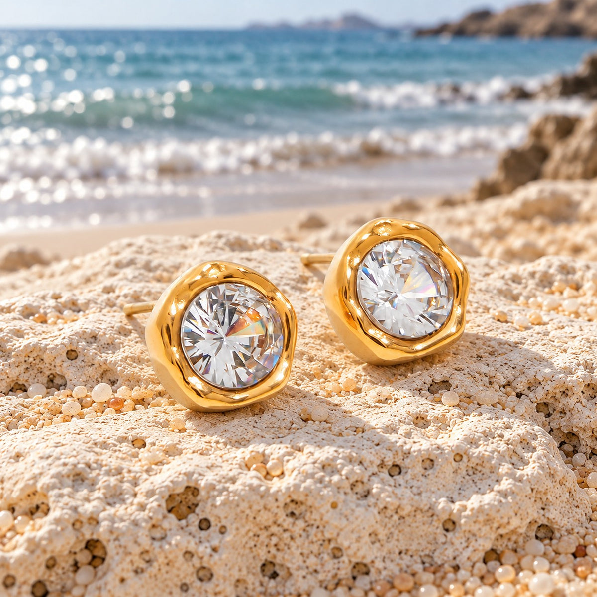 Cercei Zircon rotund — ALEYA, fotografie în cadru natural pe plajă