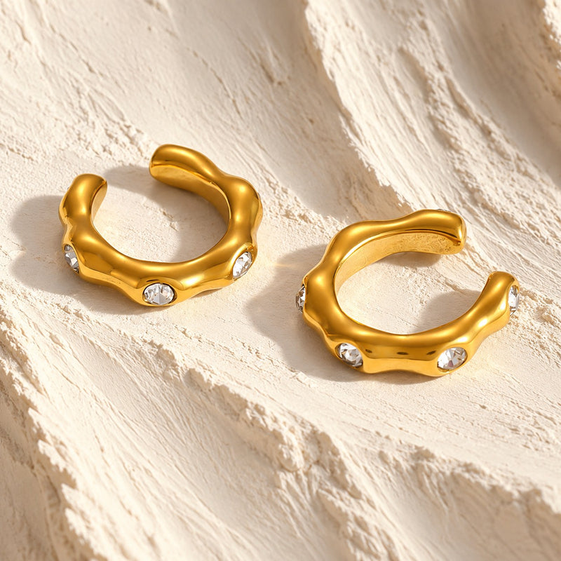 Ear cuff cu pietricele — ALEYA, fotografie de produs pe fundal ivoire