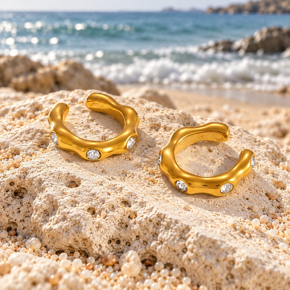 Ear cuff cu pietricele — ALEYA, fotografie în cadru natural pe plajă