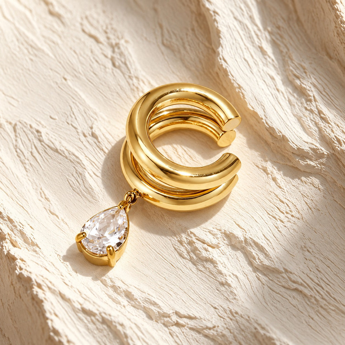 Ear cuff Elipsă cu zircon — ALEYA, fotografie de produs pe fundal ivoire