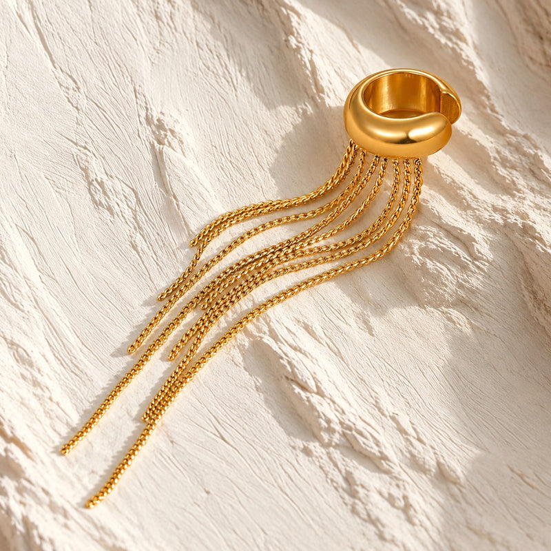 Ear cuff Ploaie — ALEYA, fotografie de produs pe fundal ivoire