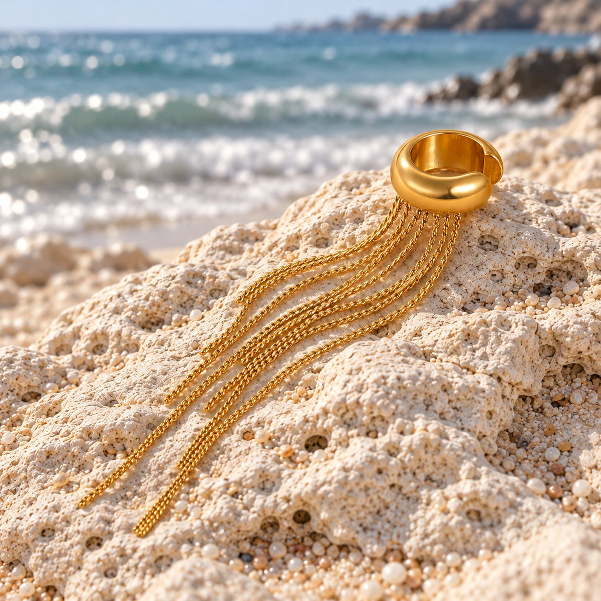 Ear cuff Ploaie — ALEYA, fotografie în cadru natural pe plajă