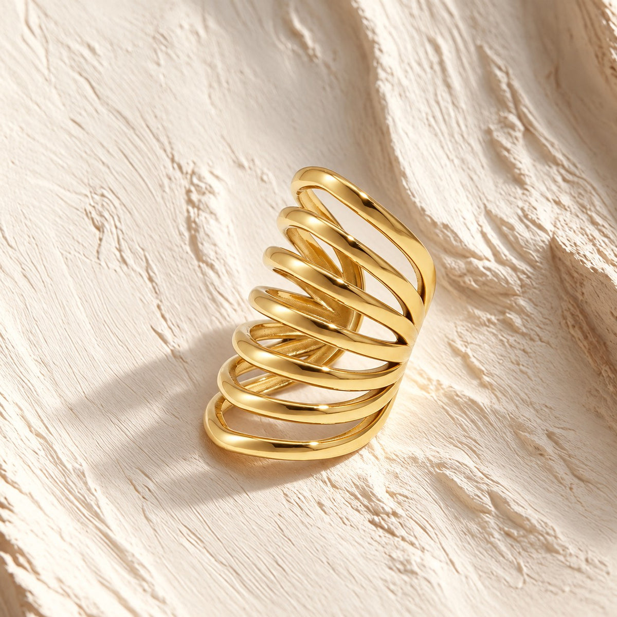 Ear cuff Spirală — ALEYA, fotografie de produs pe fundal ivoire