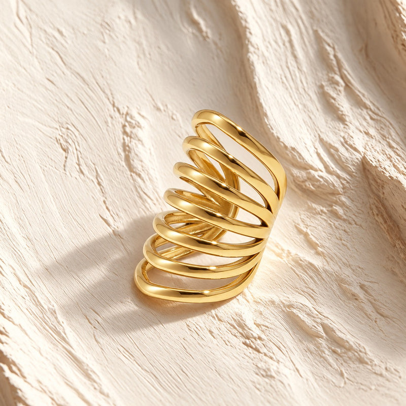 Ear cuff Spirală — ALEYA, fotografie de produs pe fundal ivoire
