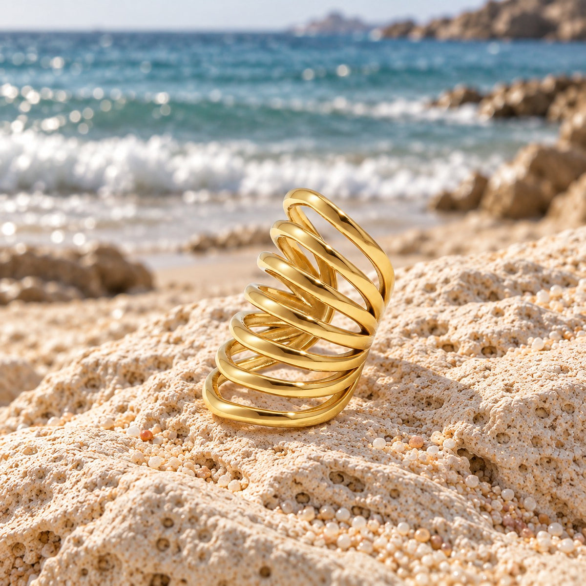 Ear cuff Spirală — ALEYA, fotografie în cadru natural pe plajă
