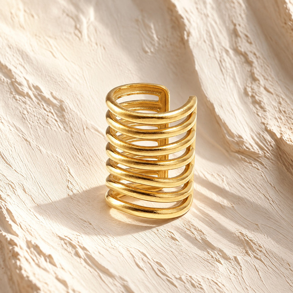 Ear cuff Spirală lată — ALEYA, fotografie de produs pe fundal ivoire