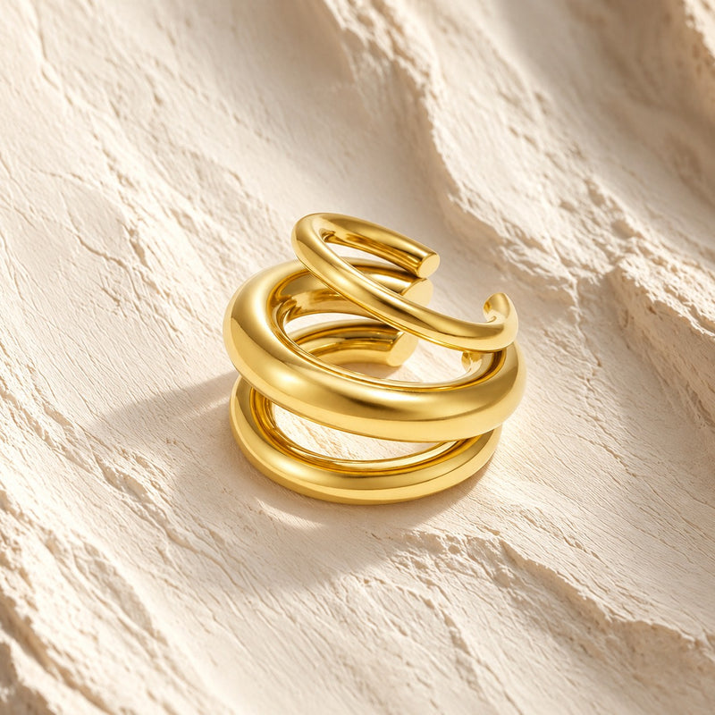 Ear cuff Trei linii — ALEYA, fotografie de produs pe fundal ivoire