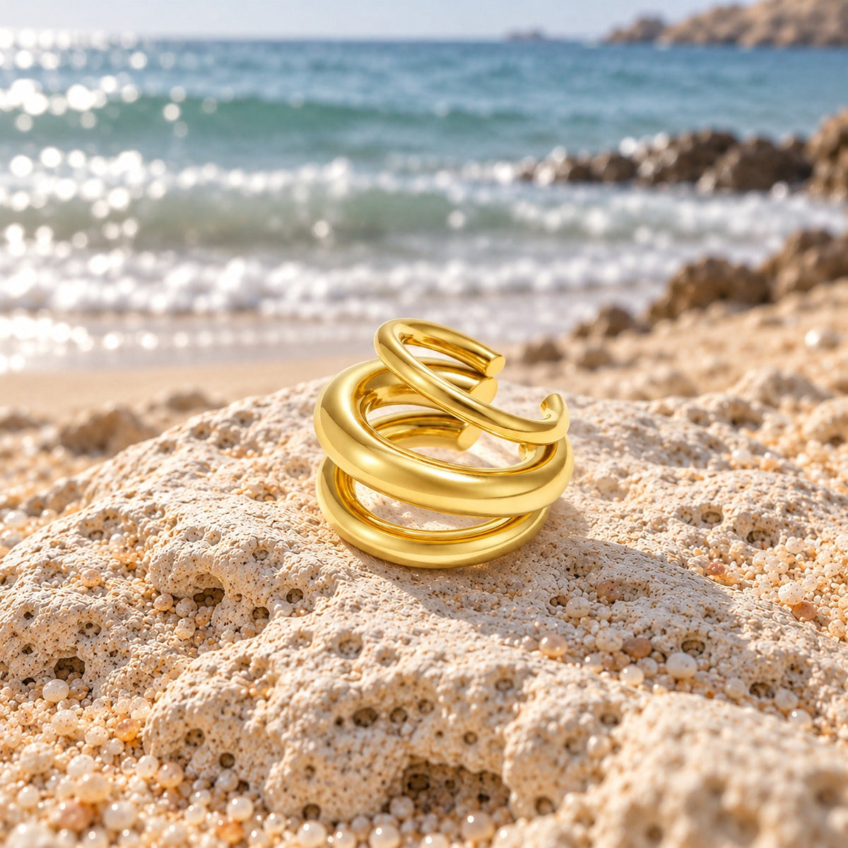 Ear cuff Trei linii — ALEYA, fotografie în cadru natural pe plajă
