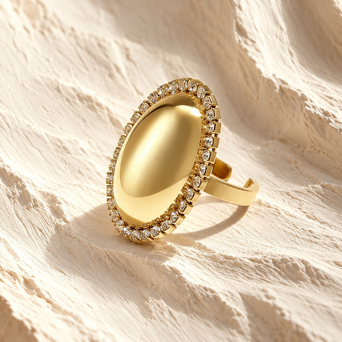Inel Oval cu pietre — ALEYA, fotografie de produs pe fundal ivoire