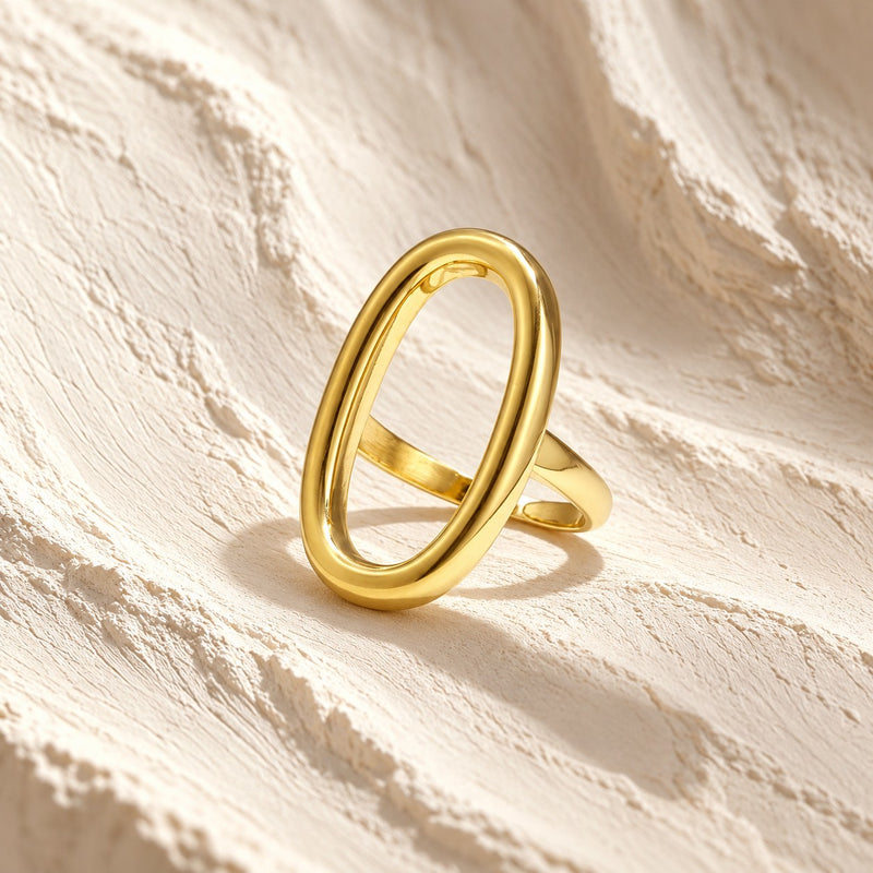 Inel Oval minimalist — ALEYA, fotografie de produs pe fundal ivoire
