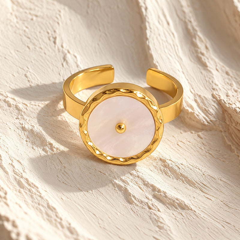 Inel Sidef oval — ALEYA, fotografie de produs pe fundal ivoire
